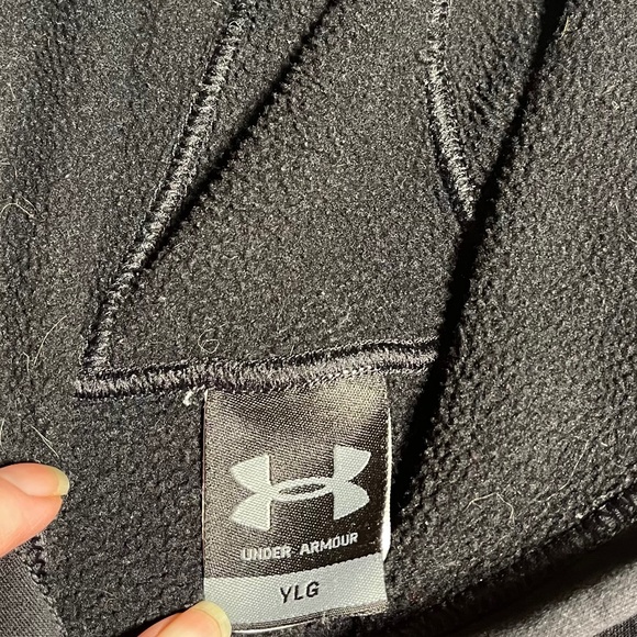 Under Armour Hoodie Youth Large. Black red Logo. Warm comfortable. Long sleeve - Picture 5 of 6